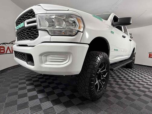 2022 RAM 2500 Tradesman Crew Cab 4x4 6'4' Box