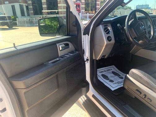 White 2017 Ford Expedition XLT