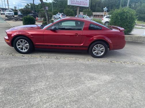 2005 Ford Mustang Deluxe