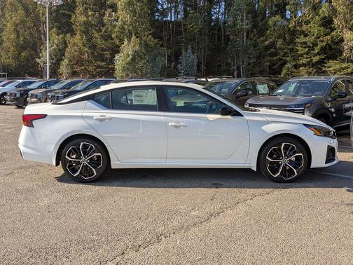 2025 Nissan Altima SR FWD