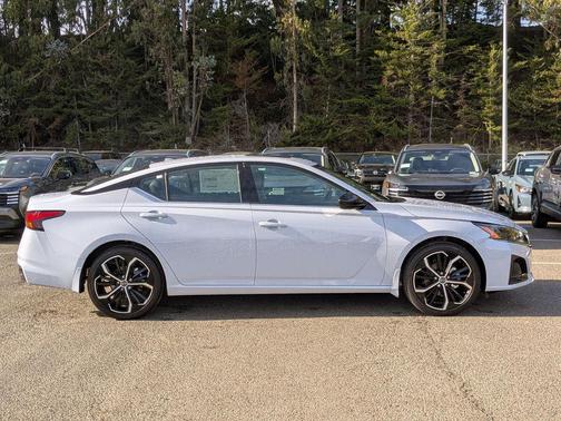 2025 Nissan Altima SR FWD