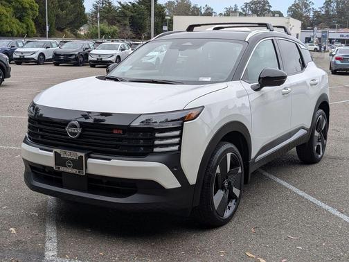 Aspen White Tricoat/Super Black 2026 Nissan Kicks SR
