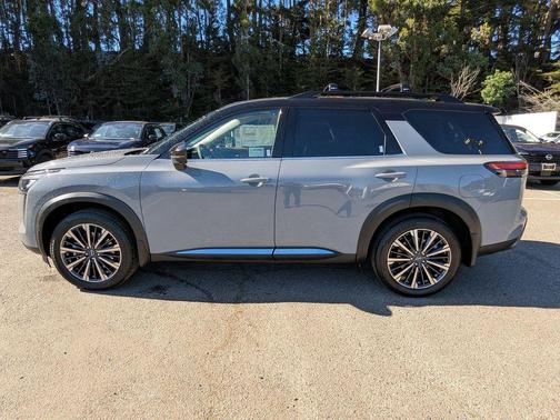 Boulder Gray Pearl/Super Black 2026 Nissan Pathfinder Platinum