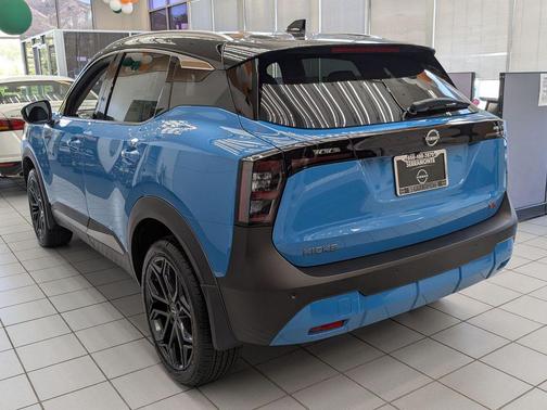 Arctic Ice Blue Metallic/Super Black 2026 Nissan Kicks SR