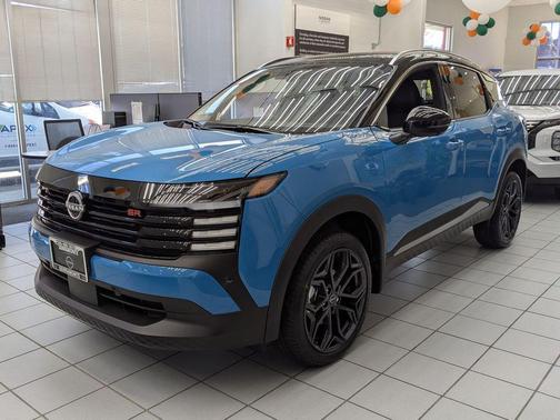 Arctic Ice Blue Metallic/Super Black 2026 Nissan Kicks SR