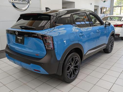 Arctic Ice Blue Metallic/Super Black 2026 Nissan Kicks SR