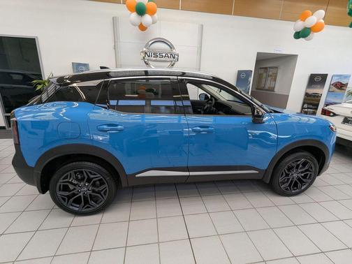 Arctic Ice Blue Metallic/Super Black 2026 Nissan Kicks SR