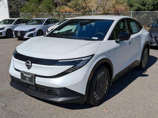 Everest White Pearl Tricoat 2026 Nissan Leaf S+