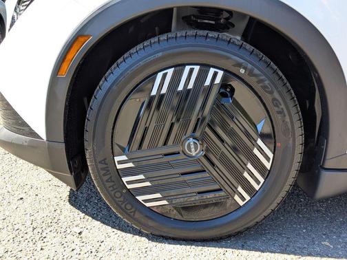 Everest White Pearl Tricoat 2026 Nissan Leaf S+