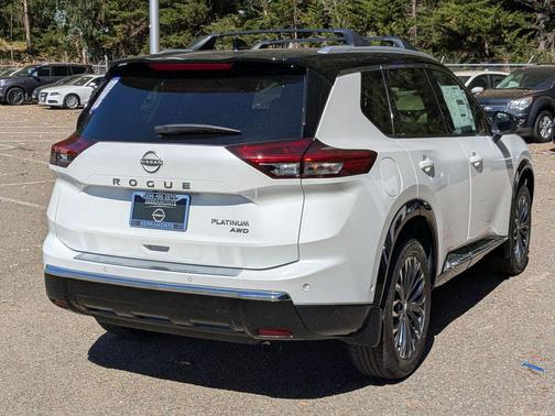 Everest White Pearl/Super Black 2026 Nissan Rogue Platinum