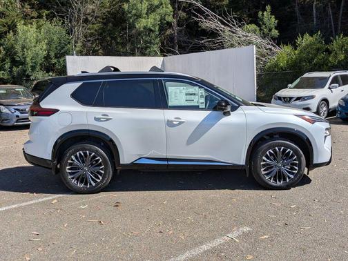Everest White Pearl/Super Black 2026 Nissan Rogue Platinum