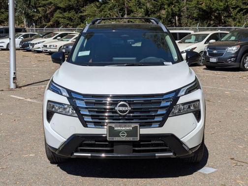 Everest White Pearl/Super Black 2026 Nissan Rogue Platinum
