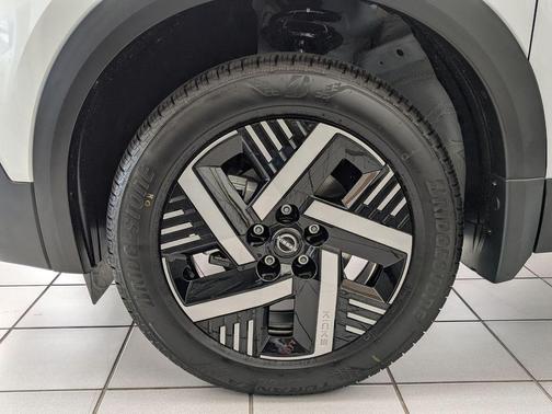 Aspen White Tricoat/Super Black 2026 Nissan Kicks SV