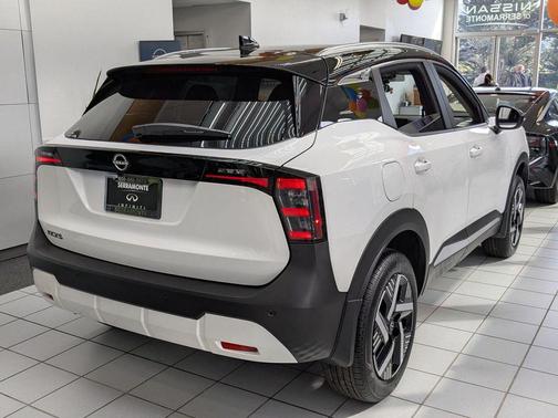 Aspen White Tricoat/Super Black 2026 Nissan Kicks SV