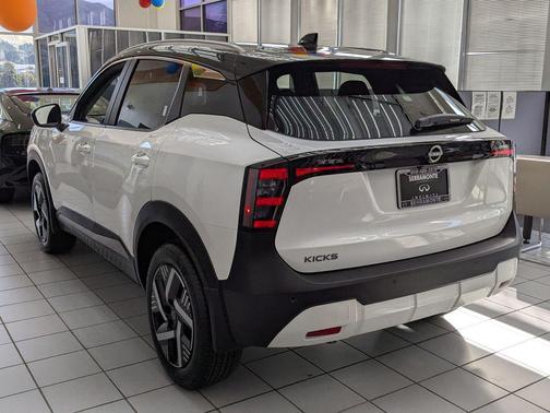 Aspen White Tricoat/Super Black 2026 Nissan Kicks SV