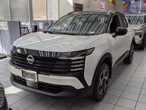 Aspen White Tricoat/Super Black 2026 Nissan Kicks SV