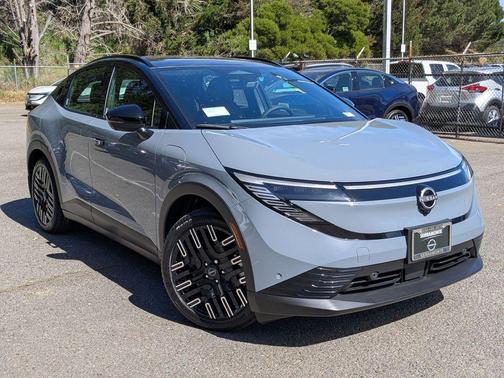 Boulder Gray Pearl/Black 2026 Nissan Leaf PLATINUM+