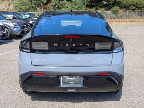 Boulder Gray Pearl/Black 2026 Nissan Leaf PLATINUM+