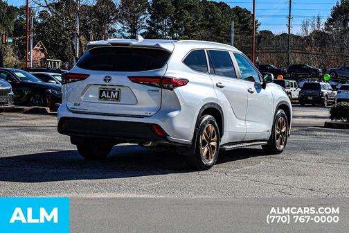 2023 Toyota Highlander Hybrid Bronze Edition