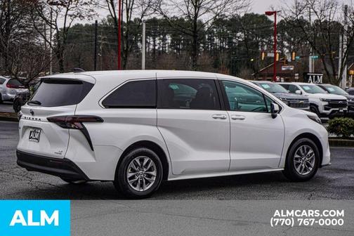2023 Toyota Sienna LE