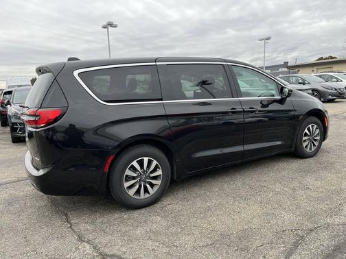 2024 Chrysler Pacifica Hybrid Select
