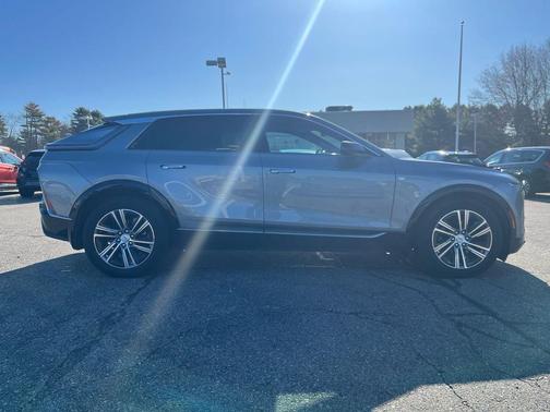 Argent Silver Metallic 2024 Cadillac LYRIQ Luxury