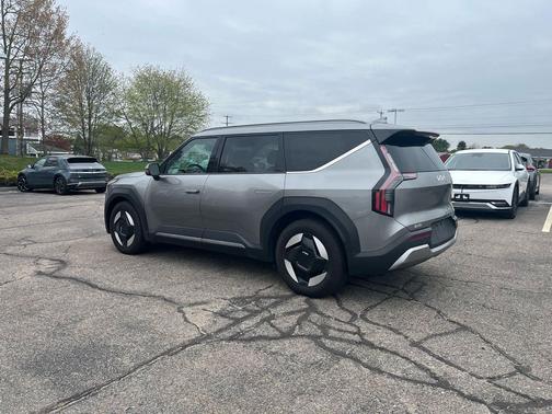 Pebble Gray 2024 Kia EV9 Wind