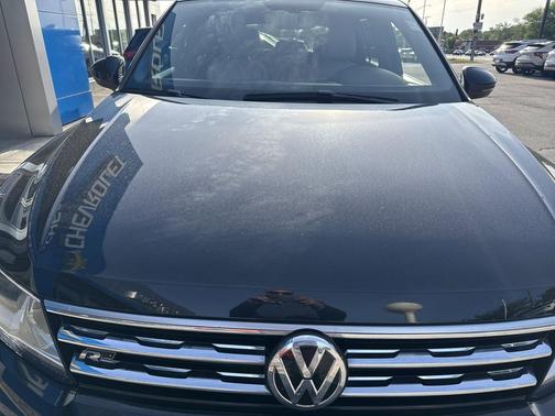 Deep Black Pearl 2019 Volkswagen Tiguan 2.0T SEL R-Line 4MOTION