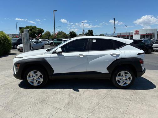 Atlas White 2025 Hyundai KONA SE