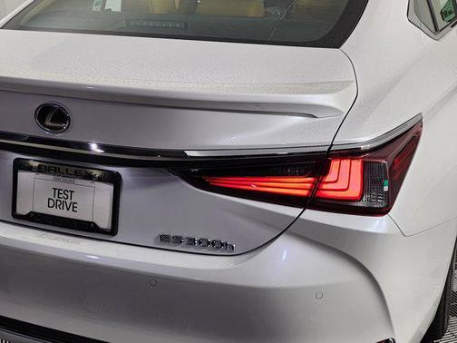 2025 Lexus ES 300h Base