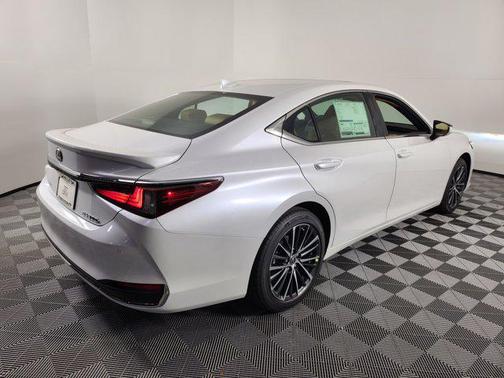 2025 Lexus ES 300h Base