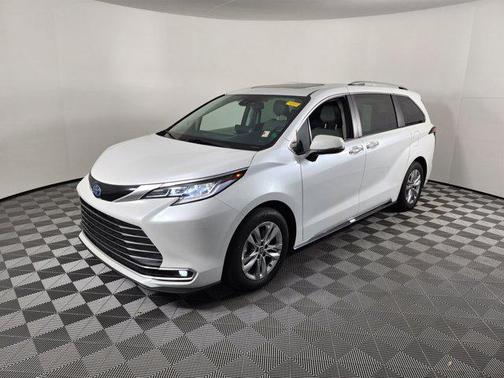 2022 Toyota Sienna Limited 7-Passenger