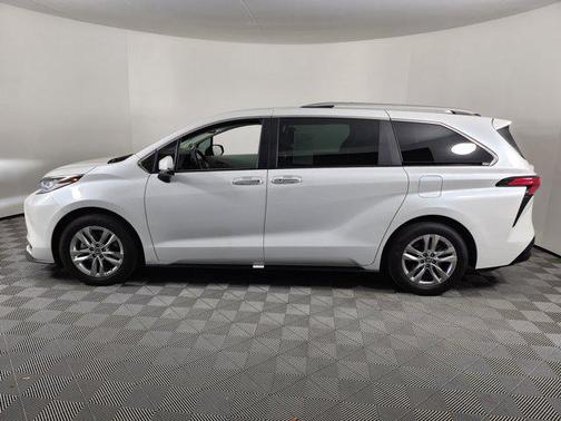 2022 Toyota Sienna Limited 7-Passenger