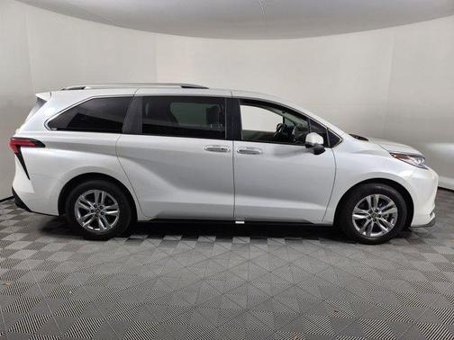 2022 Toyota Sienna Limited 7-Passenger