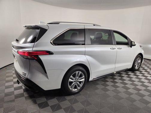 2022 Toyota Sienna Limited 7-Passenger