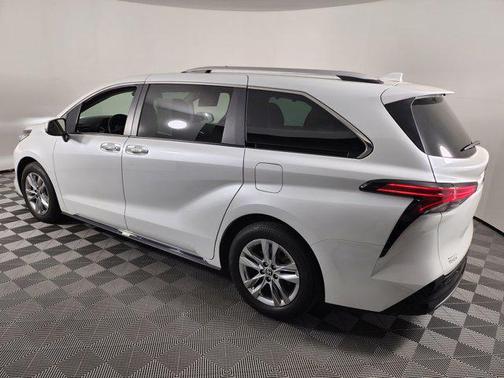 2022 Toyota Sienna Limited 7-Passenger