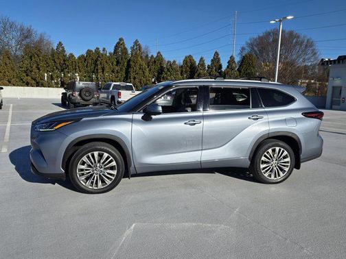 2024 Toyota Highlander LE