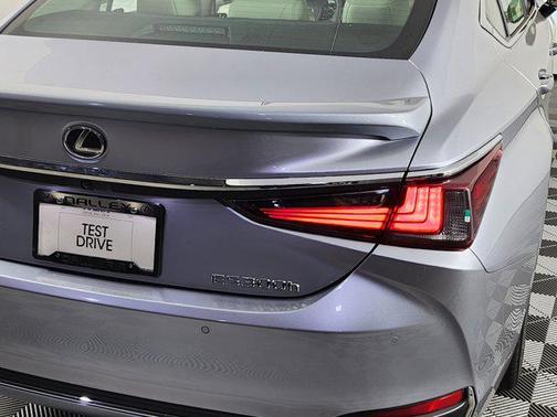 2025 Lexus ES 300h Base