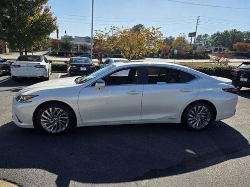 2022 Lexus ES 300h Ultra Luxury