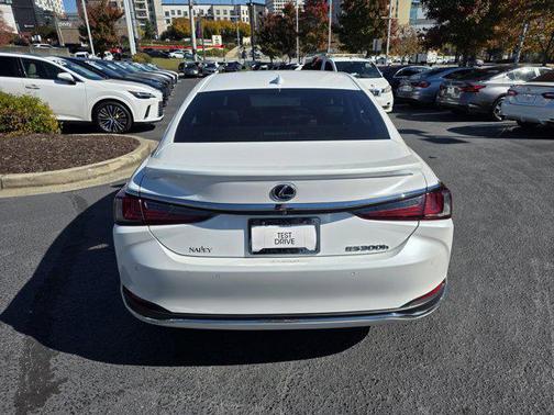 2022 Lexus ES 300h Ultra Luxury