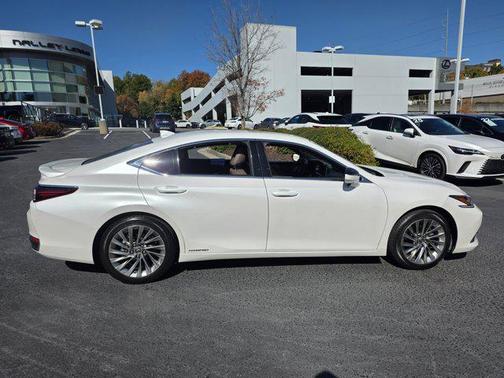 2022 Lexus ES 300h Ultra Luxury