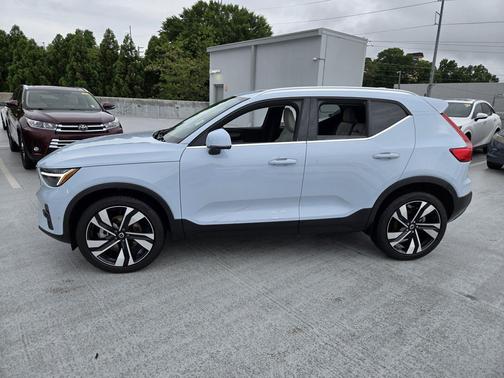 Cloud Blue 2025 Volvo XC40 B5 Ultra Bright Theme