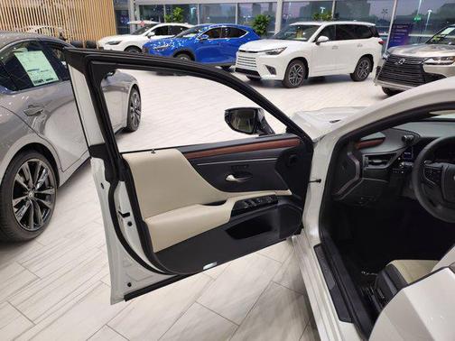 2025 Lexus ES 300h Base