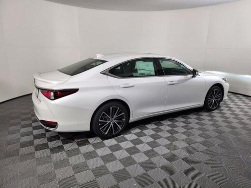2025 Lexus ES 300h Base