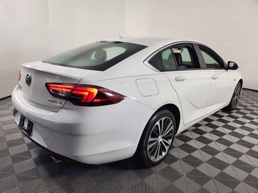 2018 Buick Regal Sportback Essence