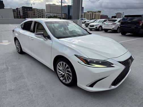 Eminent White Pearl 2022 Lexus ES 300h Ultra Luxury