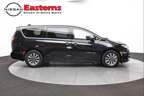 Brilliant Black Crystal Pearlcoat 2023 Chrysler Pacifica Hybrid Touring L