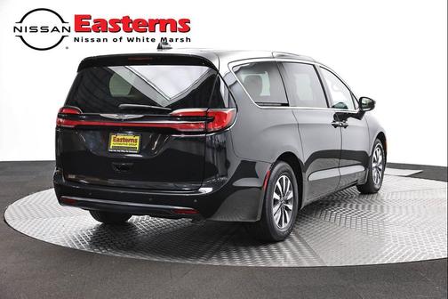 Brilliant Black Crystal Pearlcoat 2023 Chrysler Pacifica Hybrid Touring L