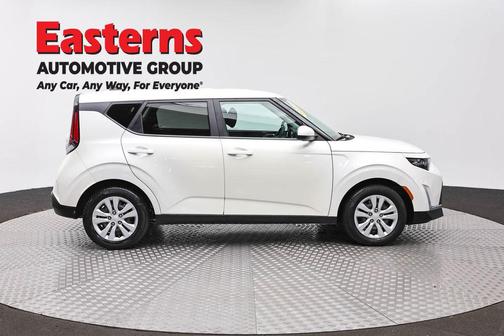 Snow White Pearl 2023 Kia Soul LX
