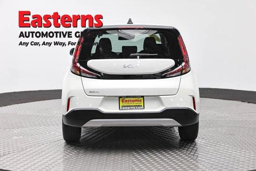 Snow White Pearl 2023 Kia Soul LX